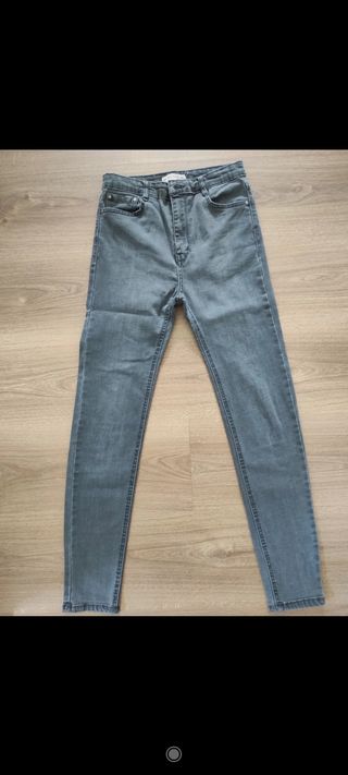 Pantalón vaquero gris de Pull and Bear