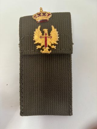 HOMBRERA O INSIGNIA MILITAR CON BROCHES DORADOS