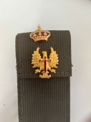 HOMBRERA O INSIGNIA MILITAR CON BROCHES DORADOS