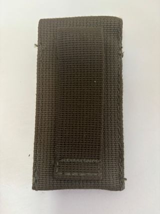 HOMBRERA O INSIGNIA MILITAR CON BROCHES DORADOS