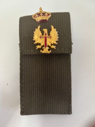 HOMBRERA O INSIGNIA MILITAR CON BROCHES DORADOS
