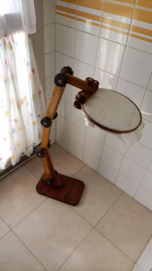 Suporte articulado para aro de bordar