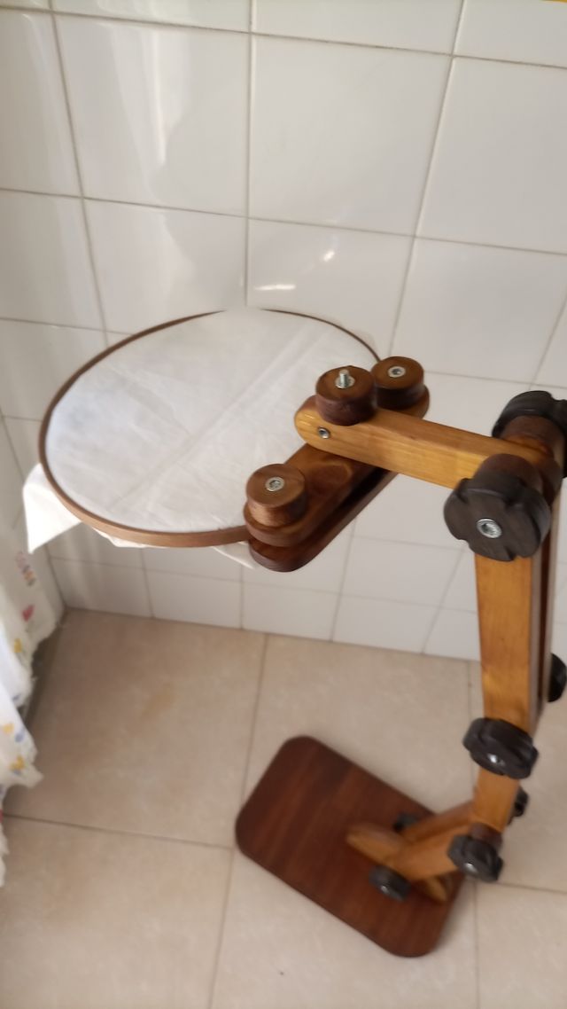 Suporte articulado para aro de bordar