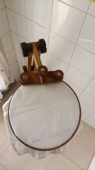 Suporte articulado para aro de bordar