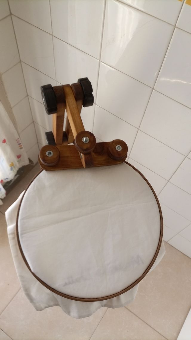 Suporte articulado para aro de bordar