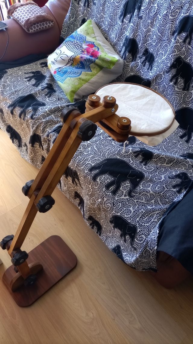 Suporte articulado para aro de bordar