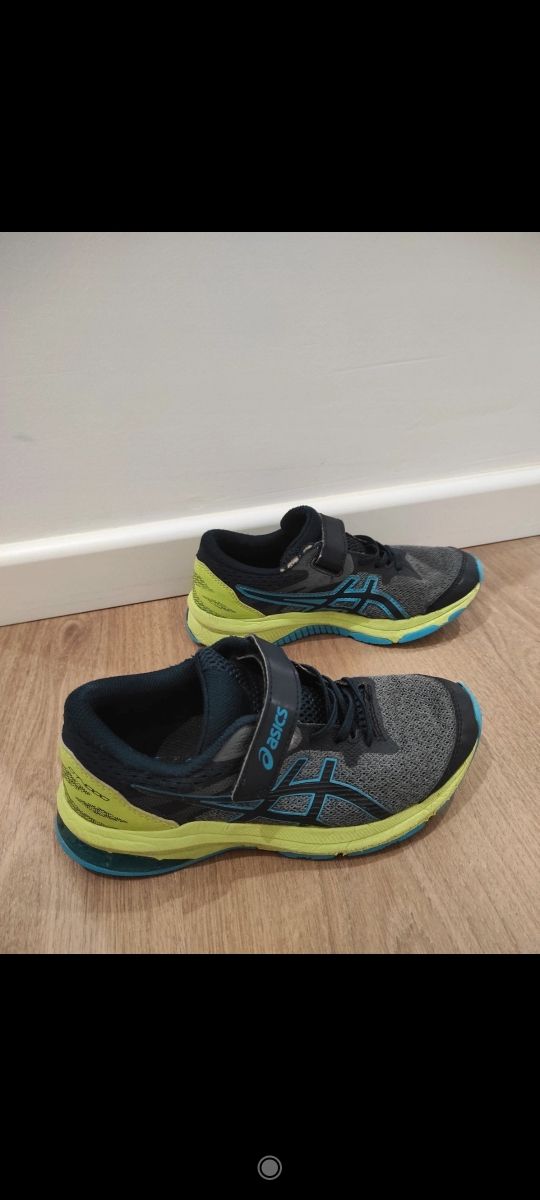 Zapatillas niño azules de Asics. Talla33