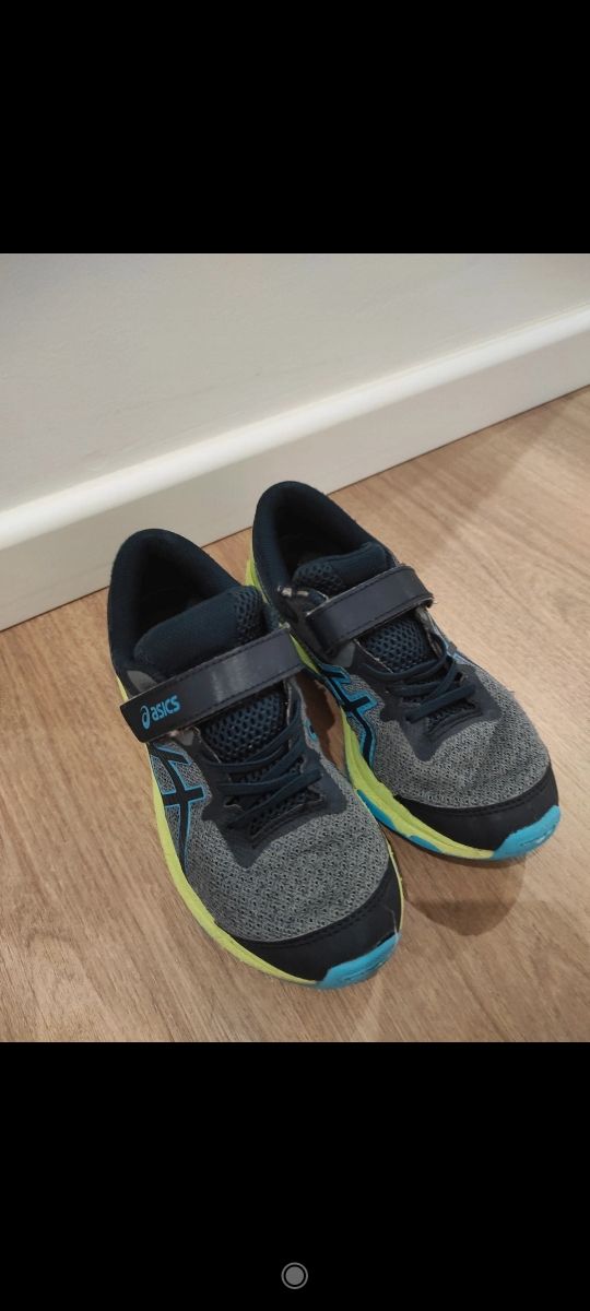 Zapatillas niño azules de Asics. Talla33