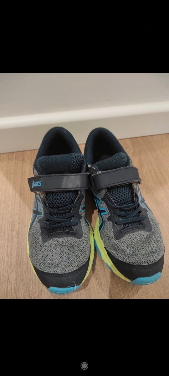 Zapatillas niño azules de Asics. Talla33