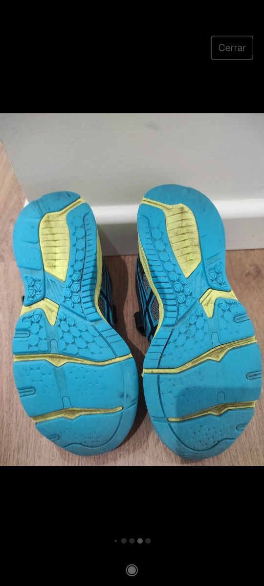 Zapatillas niño azules de Asics. Talla33