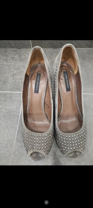 Zapatos tacón color gris con tachuelas 