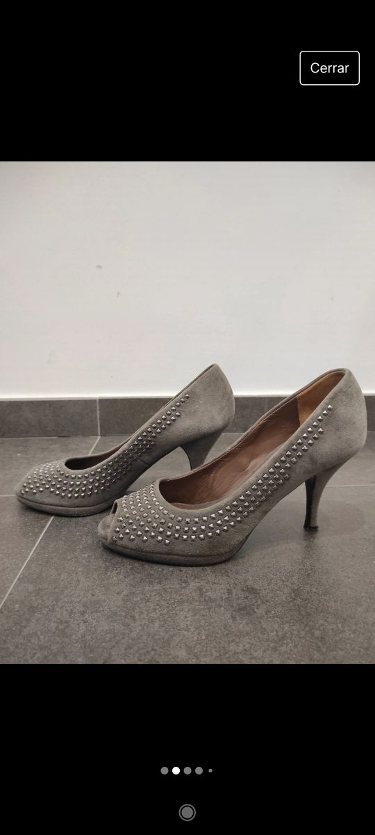 Zapatos tacón color gris con tachuelas