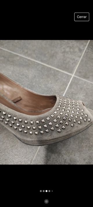 Zapatos tacón color gris con tachuelas 