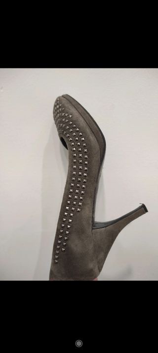 Zapatos tacón color gris con tachuelas 