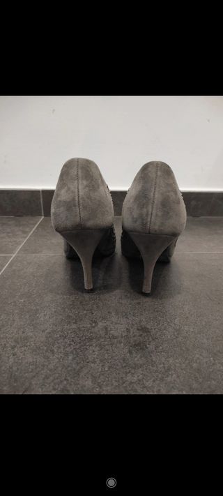 Zapatos tacón color gris con tachuelas 