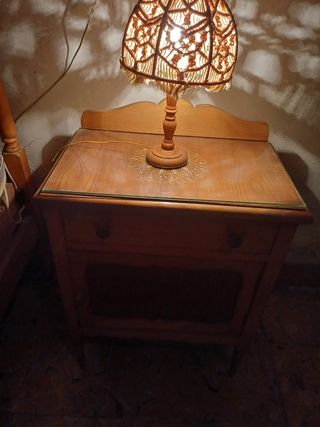 Cama y mesita antiguas