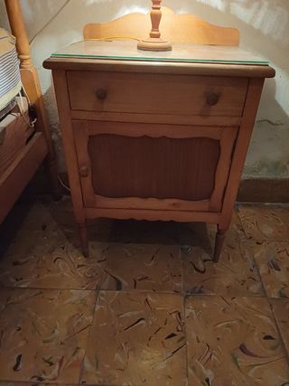 Cama y mesita antiguas