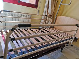 Cama articulada tipo hospital