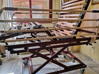 Cama articulada tipo hospital