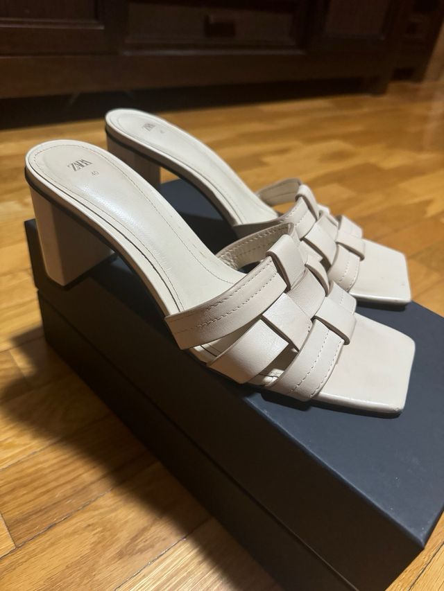 Cuñas tacón. ZARA. Talla 40. Color Beig