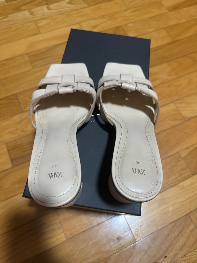 Cuñas tacón. ZARA. Talla 40. Color Beig