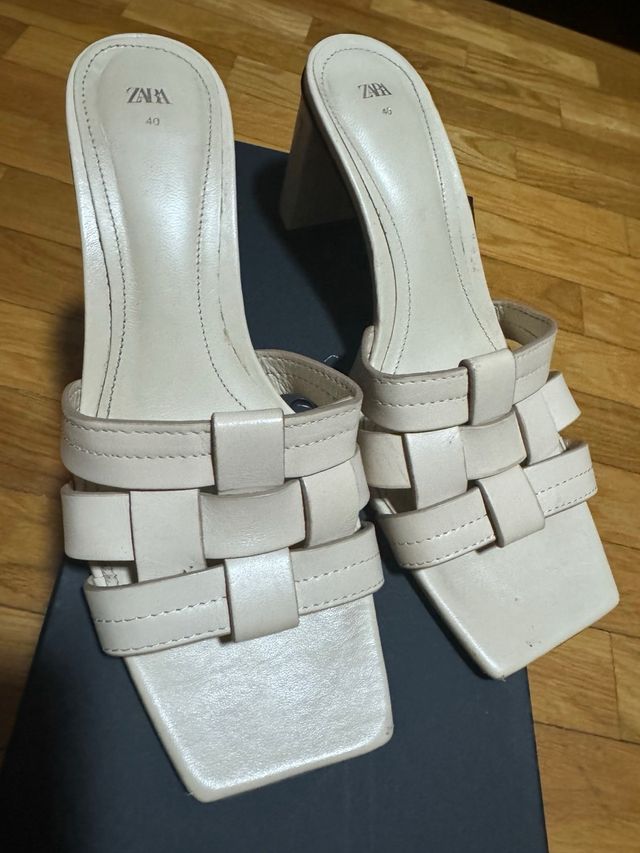 Cuñas tacón. ZARA. Talla 40. Color Beig