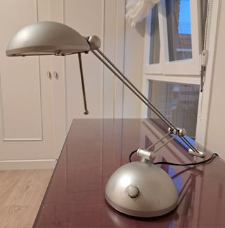 Lámpara de escritorio gris regulable 