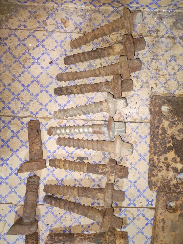 Tornillos antiguos vía de tren