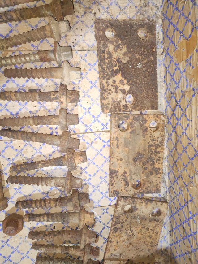 Tornillos antiguos vía de tren