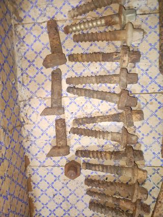 Tornillos antiguos vía de tren 