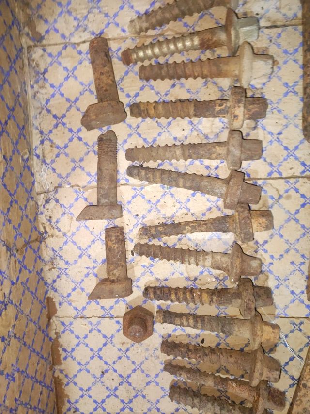 Tornillos antiguos vía de tren