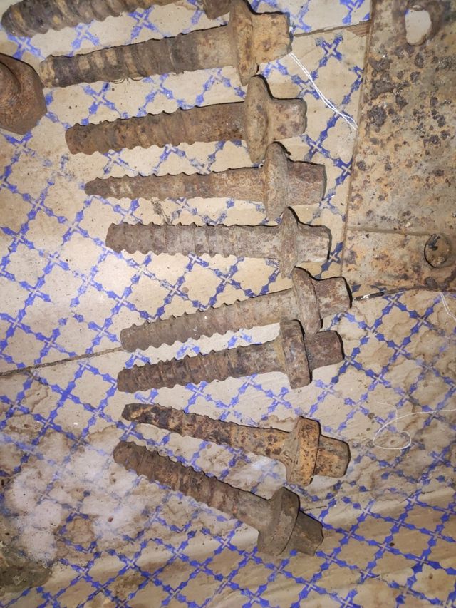 Tornillos antiguos vía de tren