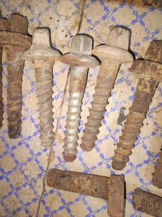 Tornillos antiguos vía de tren 
