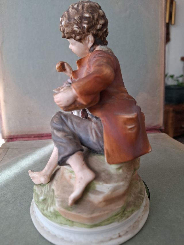 Figura japonesa niño con perro