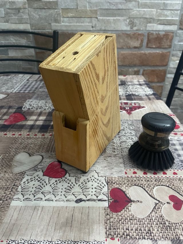 Tagliere in legno e spunga piatti 