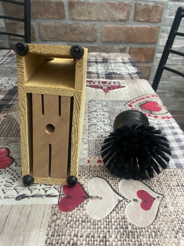 Tagliere in legno e spunga piatti 