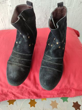 Botín negro ante y tachuelas 