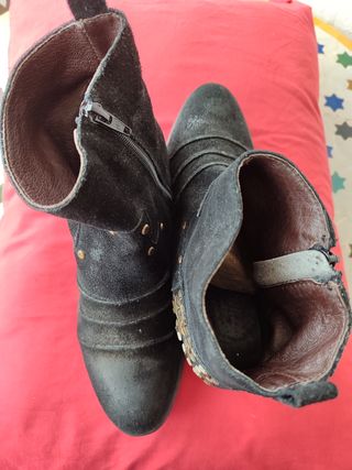Botín negro ante y tachuelas 
