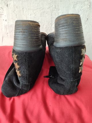 Botín negro ante y tachuelas 