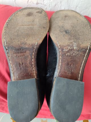 Botín negro ante y tachuelas 