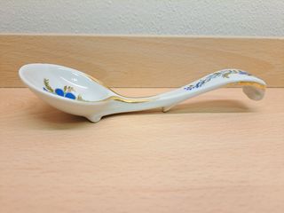 Cucchiaio di porcellana souvenir ucraino