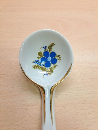 Cucchiaio di porcellana souvenir ucraino