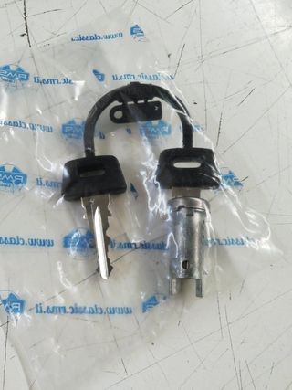 1 Bombin cerradura asiento Vespino
