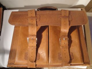 Cartera de cuero con asa y dos correas con hebilla