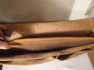 Cartera de cuero con asa y dos correas con hebilla