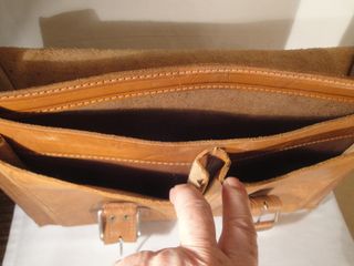 Cartera de cuero con asa y dos correas con hebilla