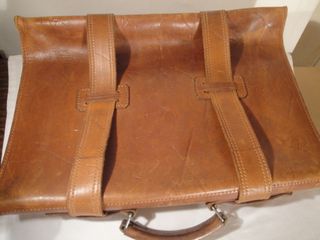 Cartera de cuero con asa y dos correas con hebilla