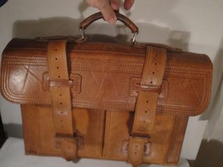 Cartera de cuero con asa y dos correas con hebilla
