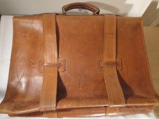 Cartera de cuero con asa y dos correas con hebilla