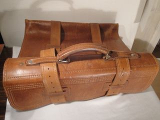 Cartera de cuero con asa y dos correas con hebilla